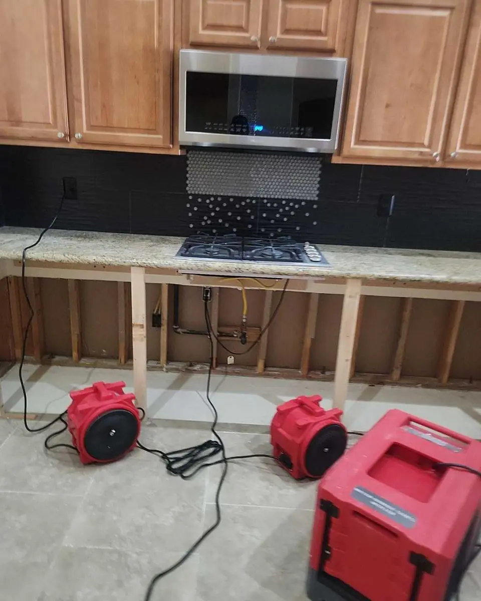 Cubierta de cocina apuntalada mientras se retiran los gabinetes mojados